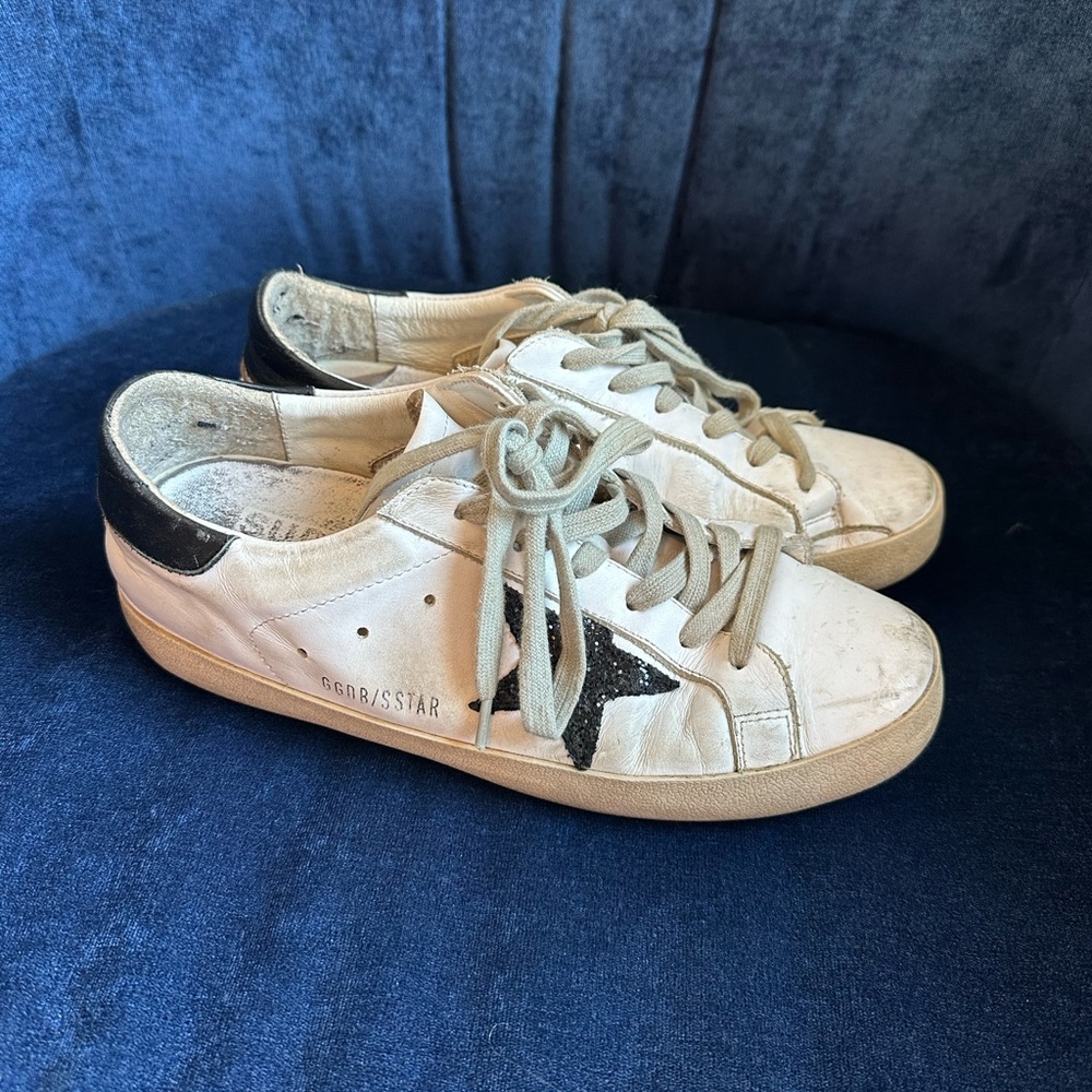 Tennis shoes